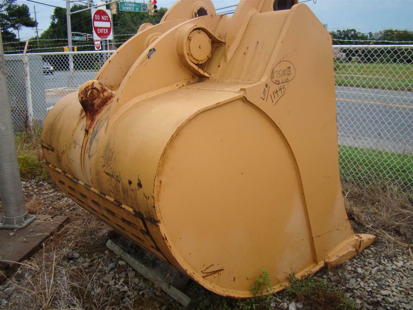 Liebherr 72" Excavator Bucket 5.5 Cubic Yard 120mm Pins 9387890 R974