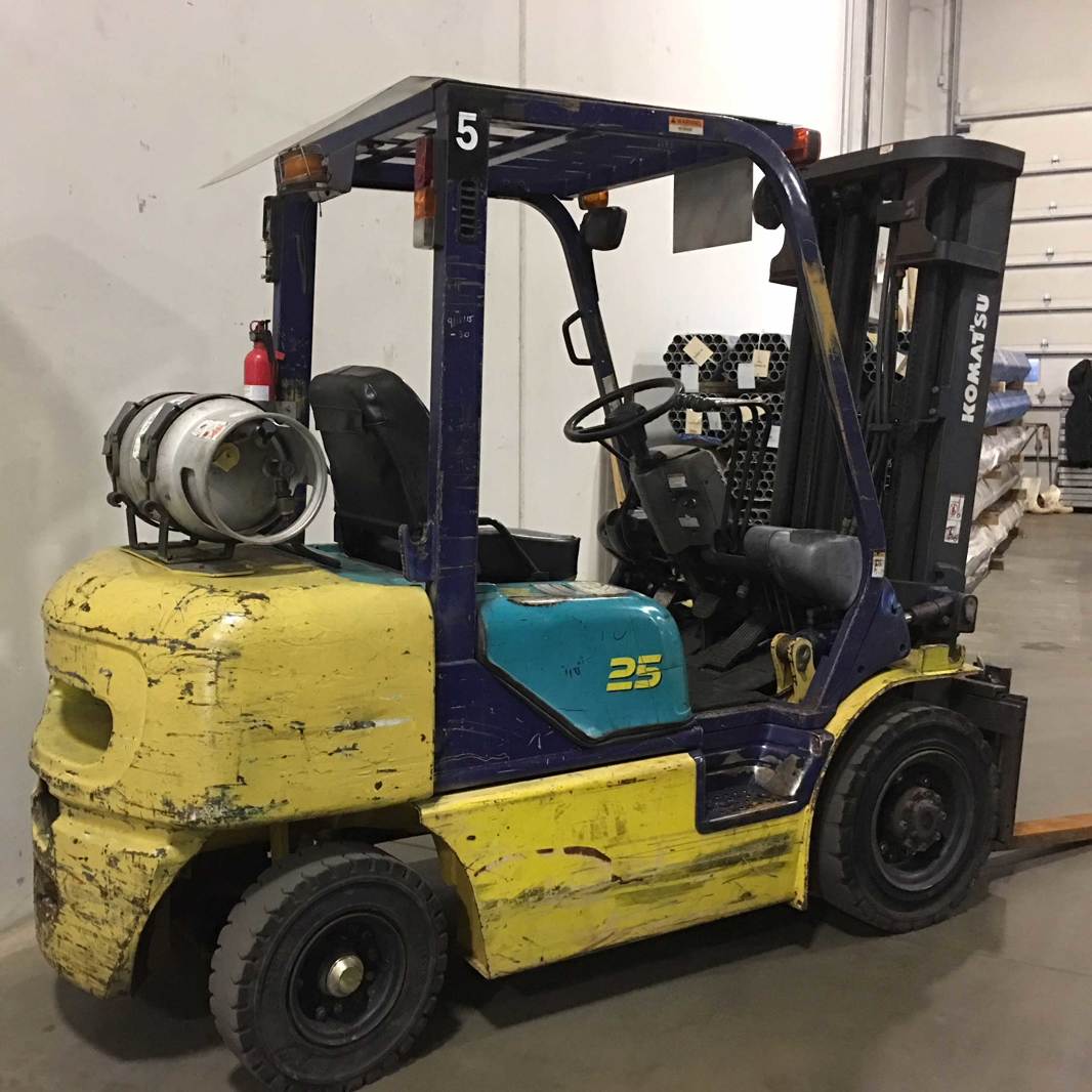 2000 Komatsu 4,400LB. Pneumatic Tire Nissan LP Forklift FG25T12
