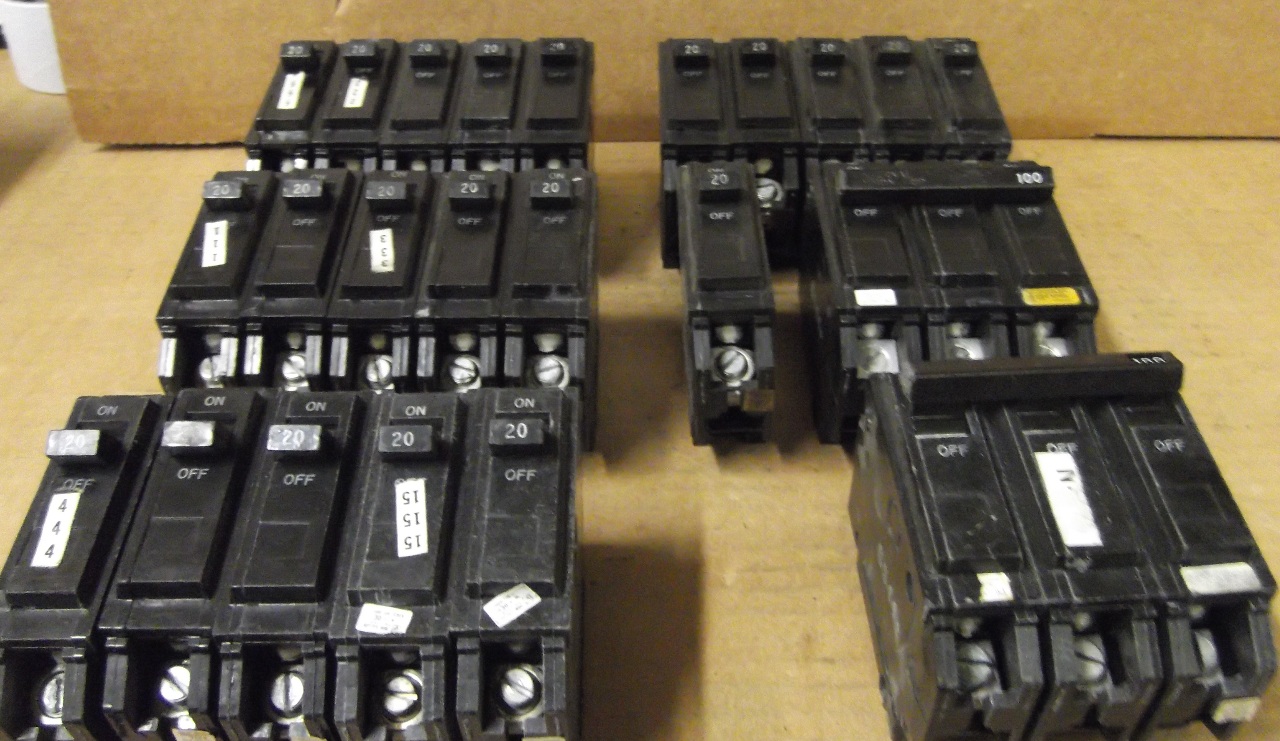 Lot of 21 General Electric 20 amp circuit breakers & (2) 100 amp