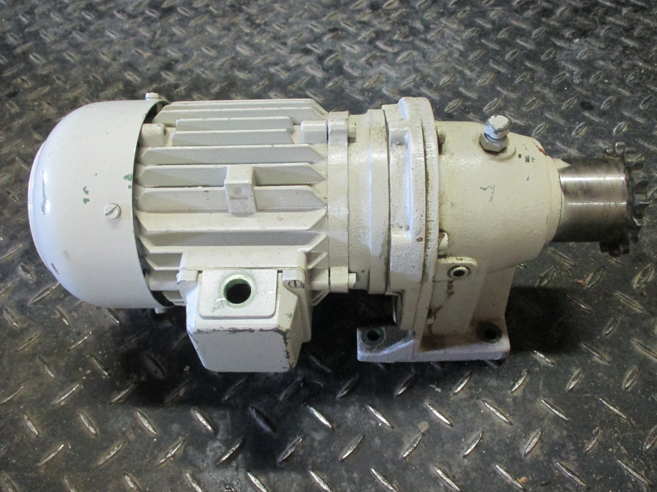 Hew Electric Motor GORDM71L 0.6kw 3/4hp 480v Daves Industrial