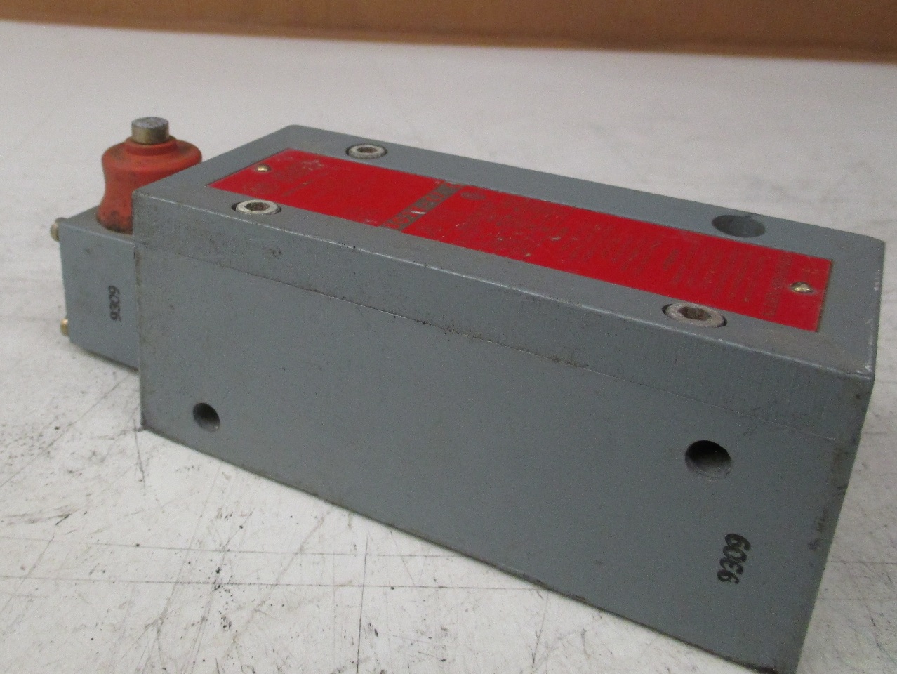 Allen Bradley Limit Switch 802XC7 Series C for use in hazardous