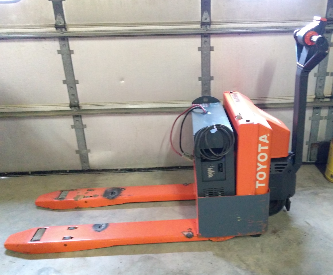 Toyota 6HBW20 Electric Pallet Jack 4000lb lift | Daves Industrial