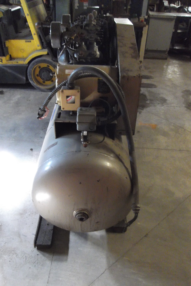 Napa 82208HBT air compressor 10 HP *For parts or Repair* Daves