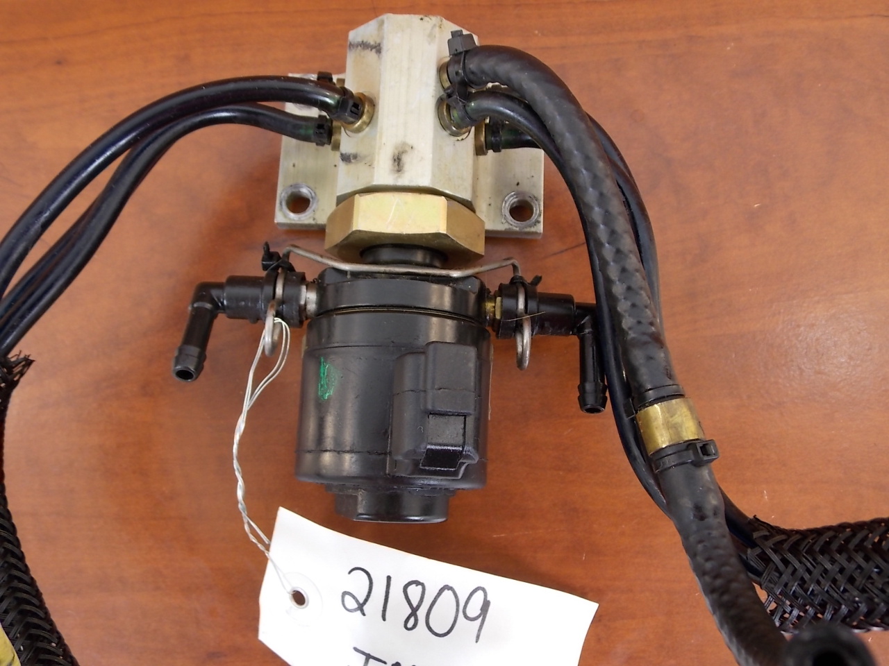 19971998 Johnson Evinrude Oil Injector & Manifold 439726 439109 150