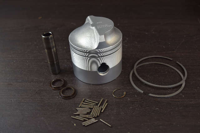396588 Johnson Evinrude 1984-1985 Port Piston OS .030 90 115 140 HP V4 CLEAN