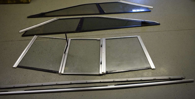 1987 Bayliner Winshield with Side Panels & Frames BL1F76CSK687