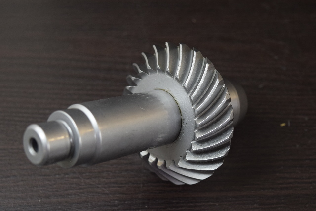 LIKE NEW! Mercruiser Gear Assembly C# 821823 - 24 teeth - 13 splines