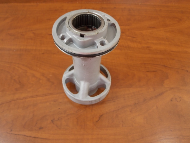 384523 C# 316477 Johnson Evinrude OMC 1971-98 Bearing Housing Carrier 85+ HP