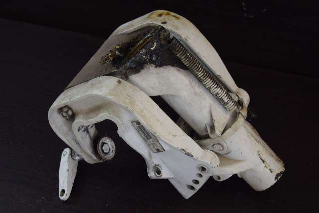 1978 Johnson Evinrude Swivel & Transom Bracket Assembly 323066 322576 25 HP