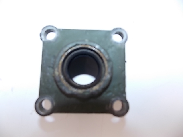 Johnson Evinrude Bearing Housing & Seal Assembly 384584 1969-1972 85 100 125 HP