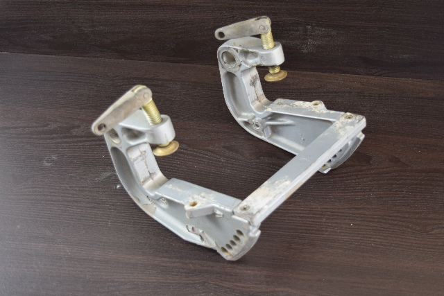 1990-2005 Johnson Evinrude Stern Bracket Set 325683 325682 20 25 28 30 35 HP