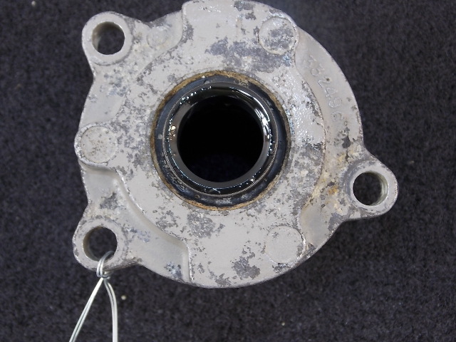 Johnson Evinrude Bearing Housing 338050 332496 0338050 0332496