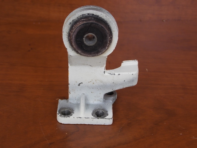 327196 Johnson Evinrude 1980-05 Front Starboard Support 35 40 45 48 50 55 60 HP