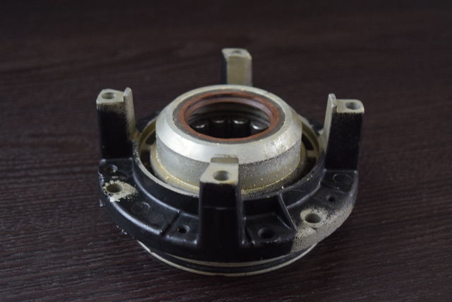 1973-1998 Johnson Evinrude Crankcase Head & Bearing Assembly 387432 85-235 HP