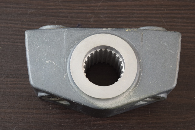 1984-1993 Yamaha Lower Mount Housing 6G5-44551-00-EK 115 130 150 175 200 225 HP