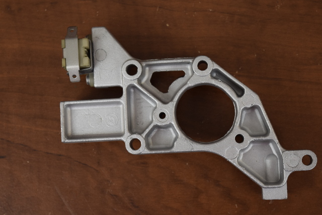 320011 323791 Johnson Evinrude 1976-1977 Starboard Bracket 25 35 HP