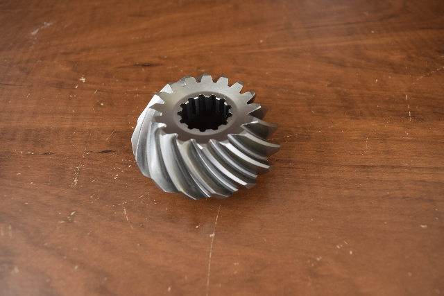 LIKE NEW! 2003-2006 & UP Yamaha Pinion Gear 60V-45551-00-00  200 225 250 HP