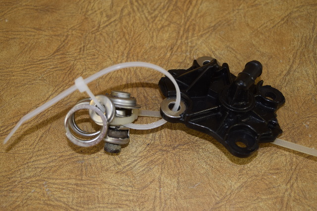 Johnson Evinrude Thermostat Cover 337486 1193 - 2001 185 200 225 250 HP