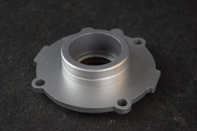 1977-1992 Yamaha Mariner Upper Oil Seal Housing 84736M 30 HP 2 Cylinder