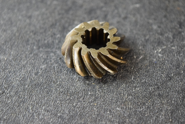 LIKE NEW! 313608 Johnson Evinrude 168-1990 Pinion Gear 2 4 HP 2 Cylinder 12T