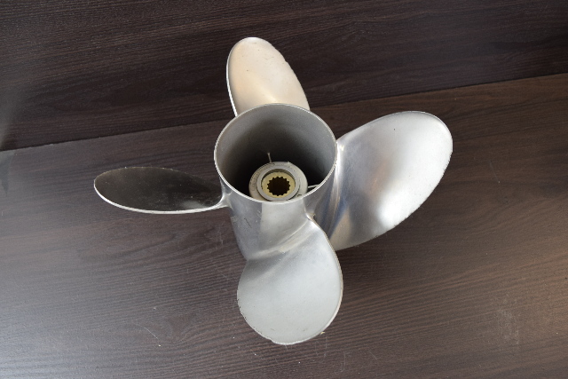 FOR PARTS! Mercury Quicksilver Trophy RH SS Propeller 825910A41 14 x 24