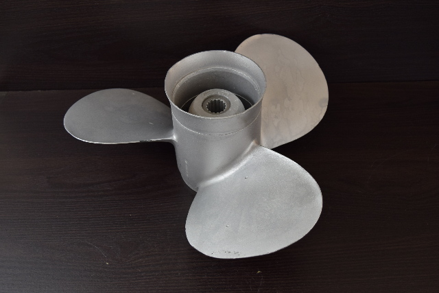 Mercury Aluminum 3 Blade RH Propeller 48-75138-13 75138A4 15 x 13 15 Splines