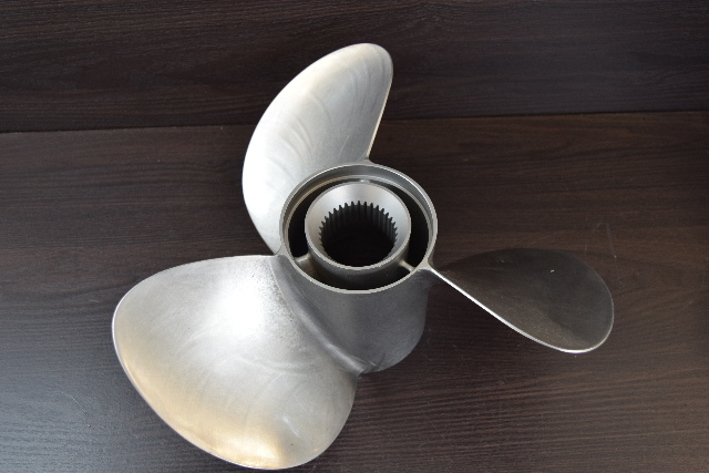 '93 & UP MerCruiser Stainless Steel Propeller 823669A60 15 x 28 LH 2.8 3.6 4.2 +