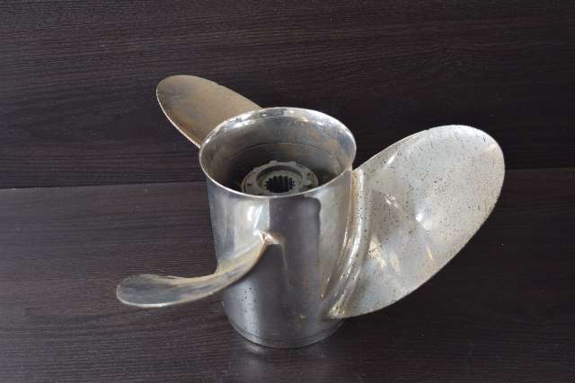 Mercury Stainless Steel 3-Blade RH Propeller 14-1/4 x 18 15 Splines