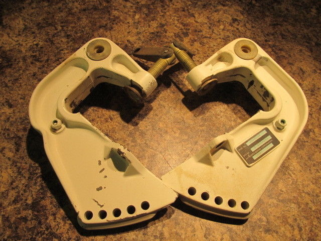 Johnson Evinrude Stern Bracket Stbd & Port Set 1983-1989 9.9 15 hp 393191