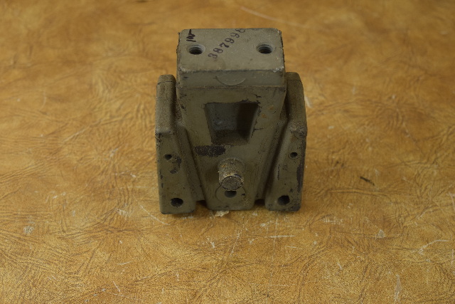 1976-1981 New Johnson Evinrude Lower Mount Bracket  387998  85 90 100 115 140 150 175 200 235 HP