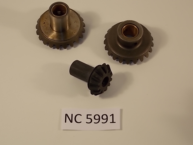 NEW Johnson Evinrude Gear Set 377877  1957 18 HP 307125 377876