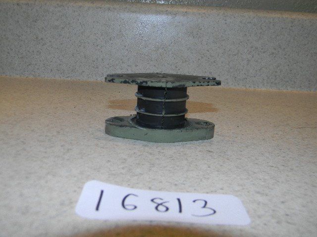 Evinrude Rubber Mount 377964 377197 377964 Casting # 305352  1960 40 HP