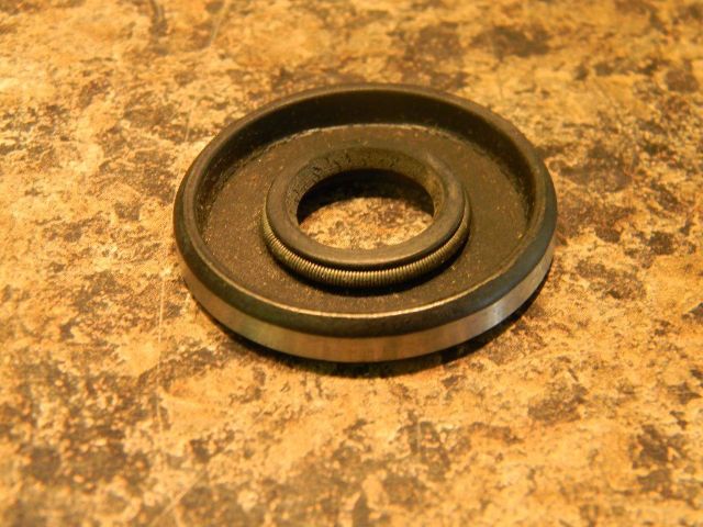 NEW Johnson Evinrude oil seal 1974 - 2001 9.9 15 HP