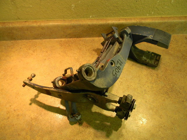 385668 Johnson Evinrude 1973 Long Swivel Bracket W/ Steering Arm & Mount 65 HP