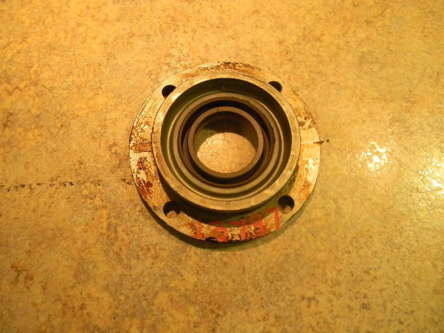 395820 Johnson Evinrude 1968-1992 Crankcase Head 35 40 45 48 50 60 65 70 75 HP