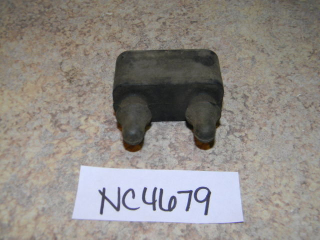 New Johnson Evinrude OMC Swivel Bracket Bumper 305365 1968-86 30 40 HP