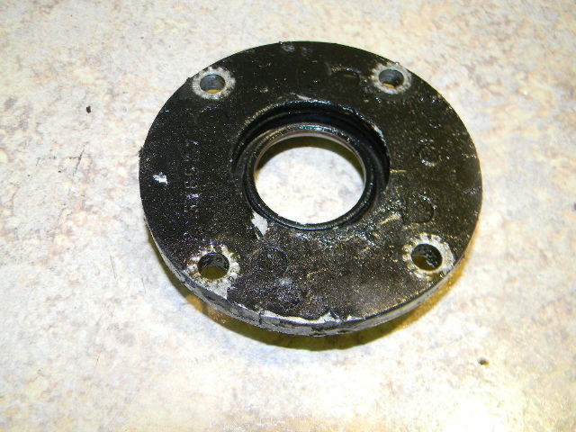 Johnson Evinrude lower end cap 395820 1985-1992 40 48 50 60  65 70 75 HP