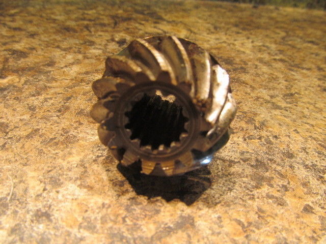 Johnson Evinrude Driveshaft Pinion 1976 35 HP 319501