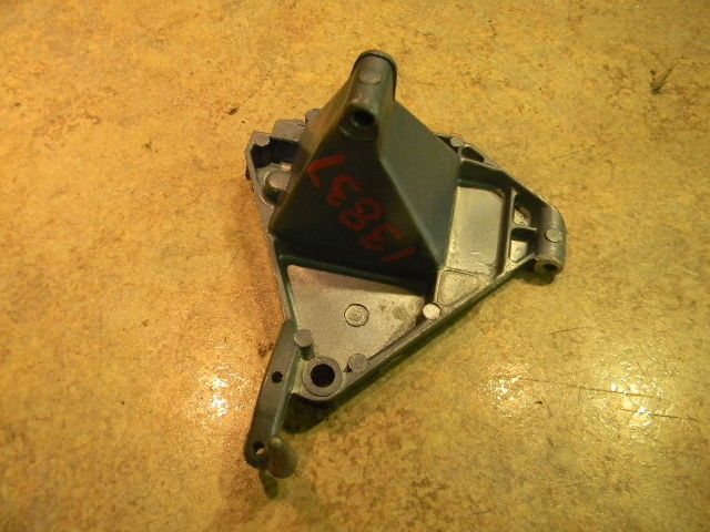 319764 Johnson Evinrude 1974-1976 Cylinder & Crankcase Port Bracket 25 HP