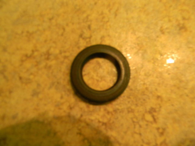 New Johnson Evinrude OMC 1984-06 Oil Retainer 329923 90-235 HP