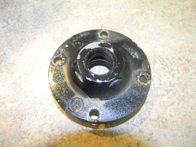 Johnson Evinrude lower end cap 435702 1993-1998 40 45 50 55 60 65 70 HP