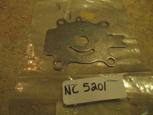 NEW Suzuki Pump Case Lower Plate 17471-95203 95204 1980 83 DT 35 40 50 60