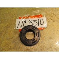 NEW NOS Suzuki DT 75 85 Oil Seal