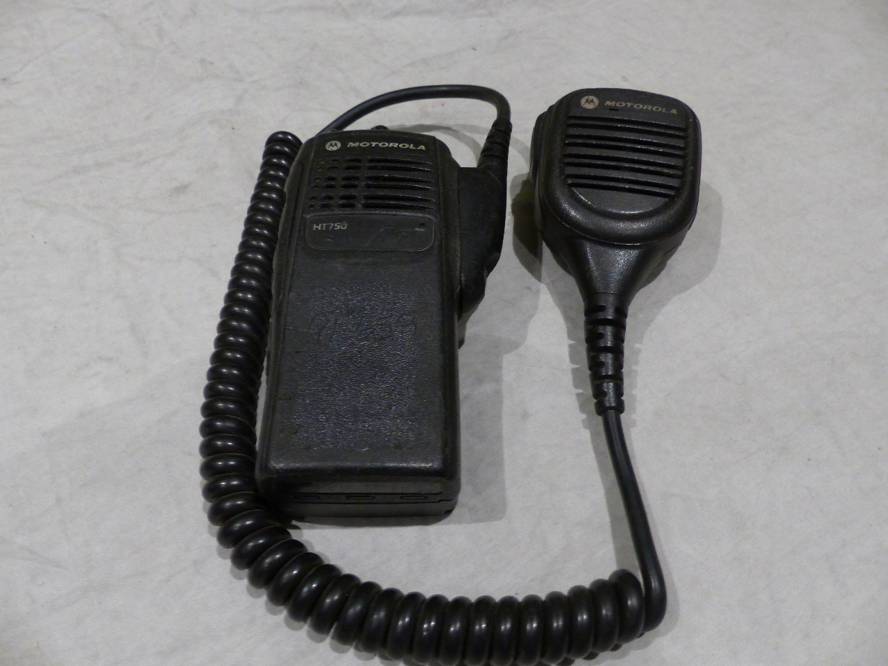 MOTOROLA HANDHELD RADIO W/CLIP & MICROPHONE HT750 MDG Sales, LLC