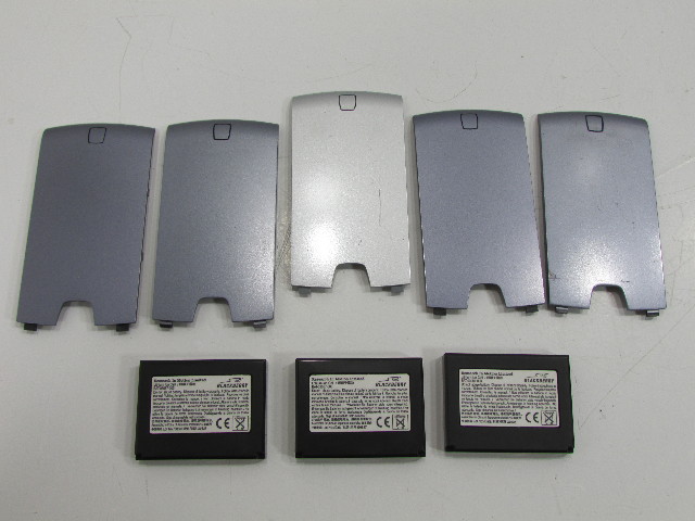 LOT OF FIVE BLACKBERRY BATTERY COVERS AND THREE BATTERIES 03087-003