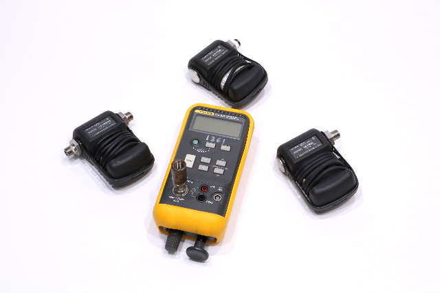 * FLUKE 718 30G PRESSURE CALIBRATOR W/ 700P07 700PD4 700P07