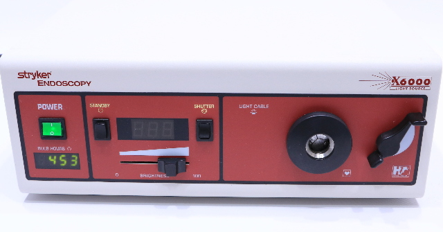 * STRYKER X6000 220-185-000 LIGHT SOURCE