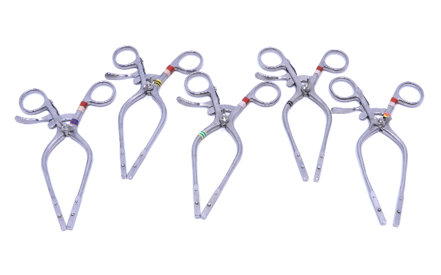 * LOT OF (5) V. MUELLER 1031 HENLY RETRACTORS 7"
