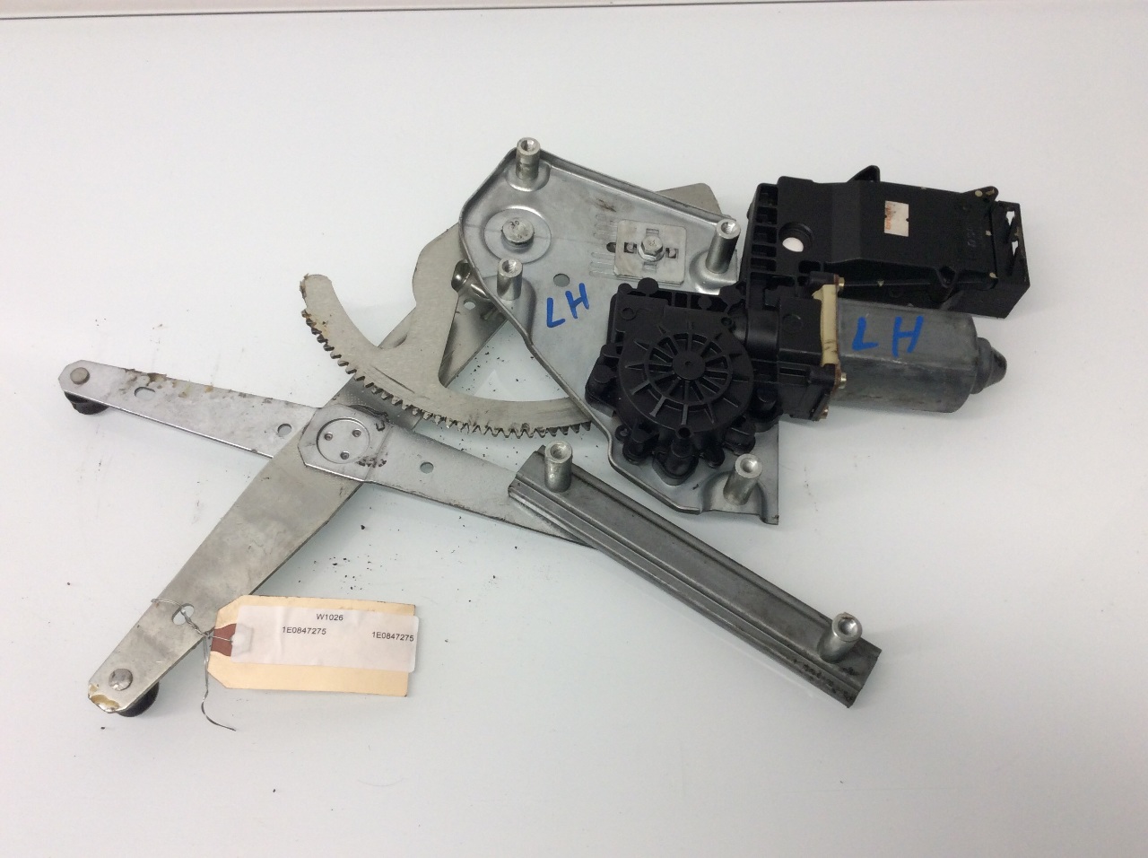 1995-1999 2000 2001 2002 Volkswagen Cabrio left rear window regulator 1E0847275 OEM