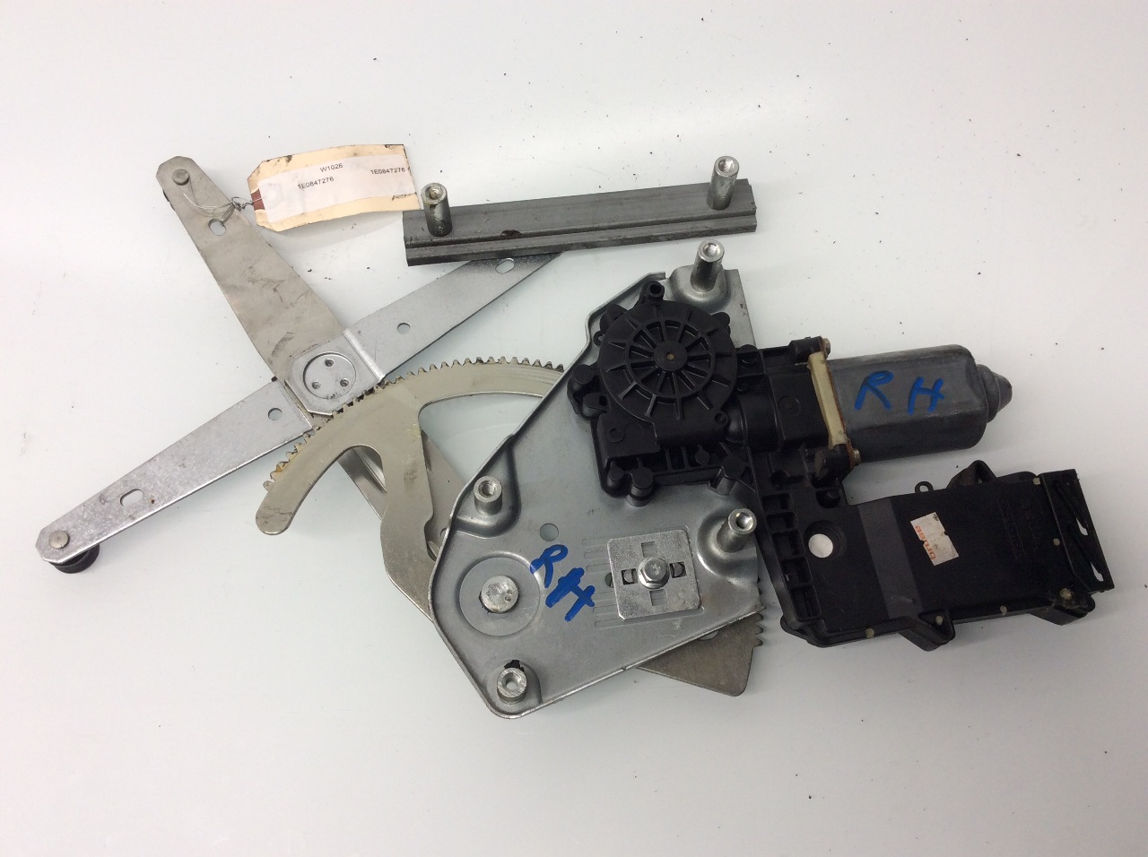 1995-1999 2000 2001 2002 Volkswagen Cabrio right rear window regulator 1E0847276 OEM